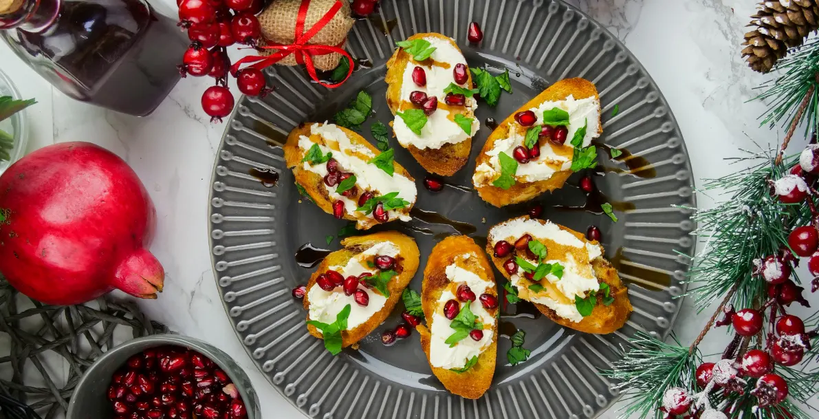 خبز باجيت محمص مع جبنة كريمية ورمان
